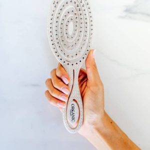 El Cepillo Eco Desenredante es la herramienta ideal para cuidar tu cabello de forma suave y sostenible. Gracias a su diseño ultra flexible, desenreda fácilmente incluso los cabellos más rebeldes, evitando tirones y roturas. Fabricado con materiales ecológicos, es perfecto para quienes buscan un cuidado capilar responsable con el medio ambiente. Disfruta de un acabado suave, brillante y sin encrespamiento cada día con este cepillo desenredante profesional.