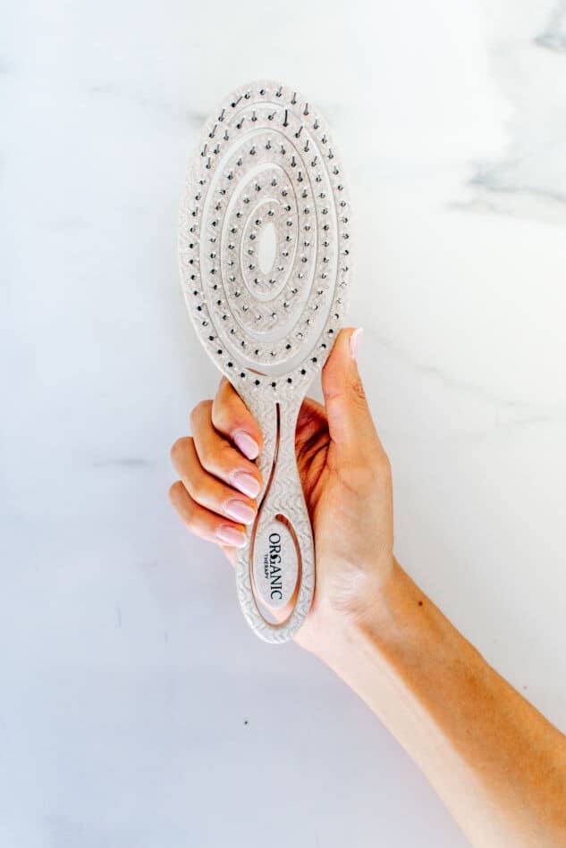 El Cepillo Eco Desenredante es la herramienta ideal para cuidar tu cabello de forma suave y sostenible. Gracias a su diseño ultra flexible, desenreda fácilmente incluso los cabellos más rebeldes, evitando tirones y roturas. Fabricado con materiales ecológicos, es perfecto para quienes buscan un cuidado capilar responsable con el medio ambiente. Disfruta de un acabado suave, brillante y sin encrespamiento cada día con este cepillo desenredante profesional.